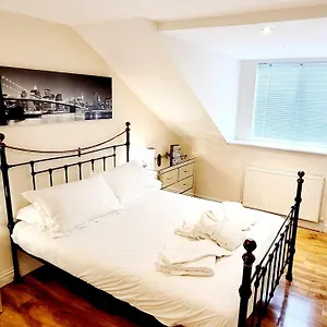 Apartment 4 - Striking, 2 Bedroom Luxury - Close To Town, Mainline Rail & Theatre, Darlington (Durham)